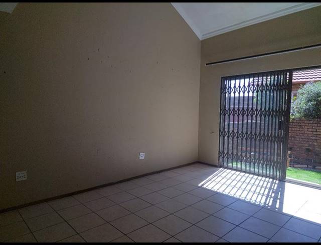 3 BEDROOM TOWNHOUSE FOR SALE IN WILGEHEUWEL